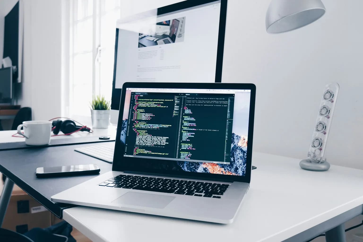 Laptop met een eigen applicatie in de editor
