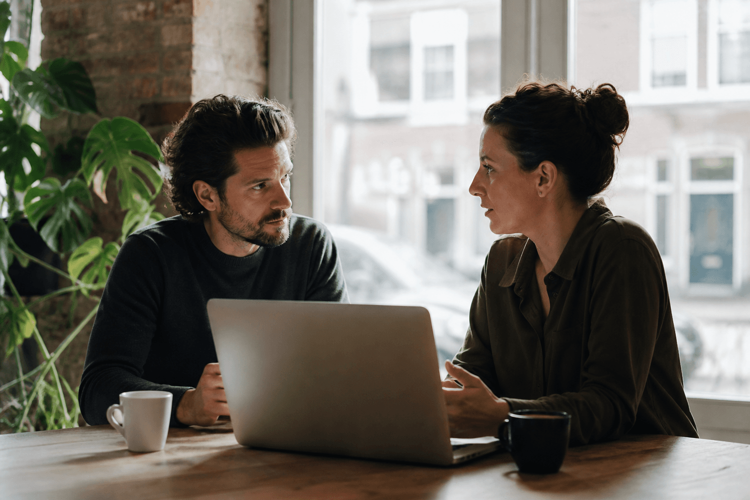 Eerste gesprek aan tafel, laptop ertussen